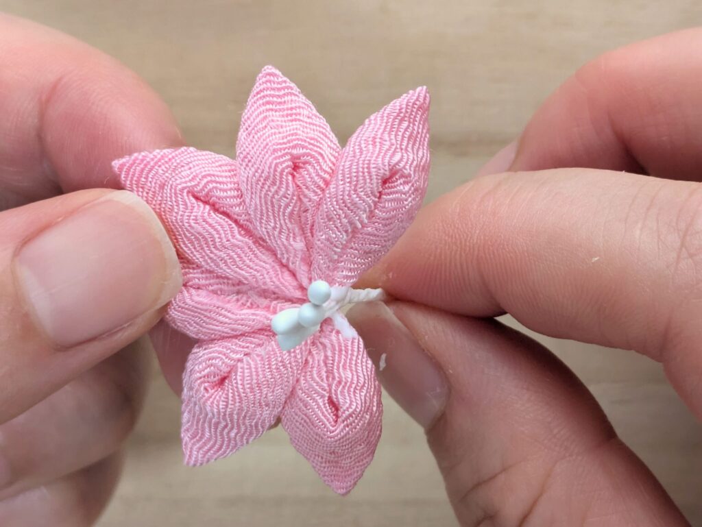 扇形の花にペップをつける