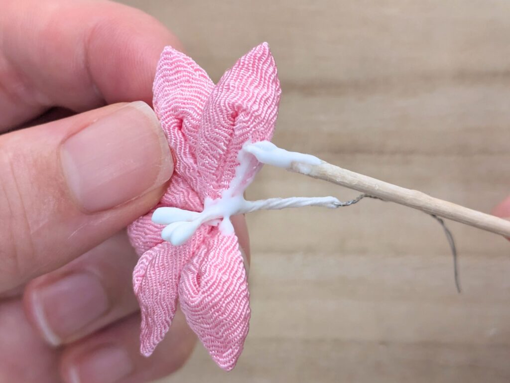 扇形の花の片側の花びらにボンドをつける