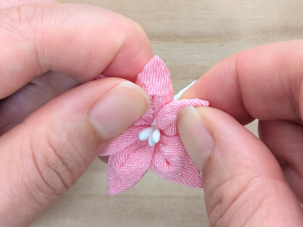 扇方の花びらの端通しをつなげる