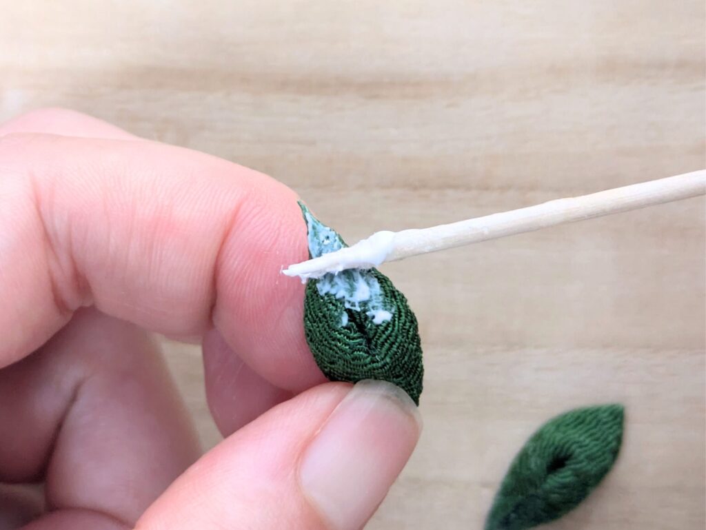 緑の剣裏返しの葉っぱにボンドをつける
