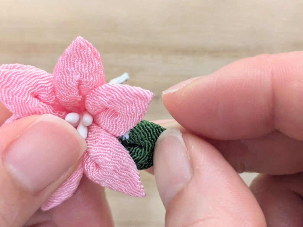 バランスを見ながら花に葉っぱをつける
