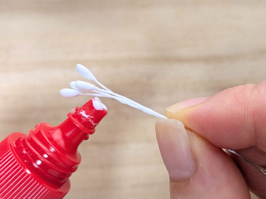 半分に折ったペップにボンドをつける