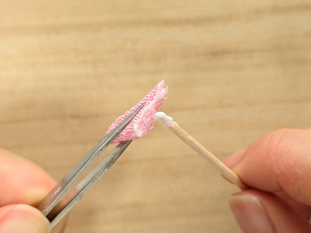 剣裏返しの作り方7、布の切り口にボンドを塗る