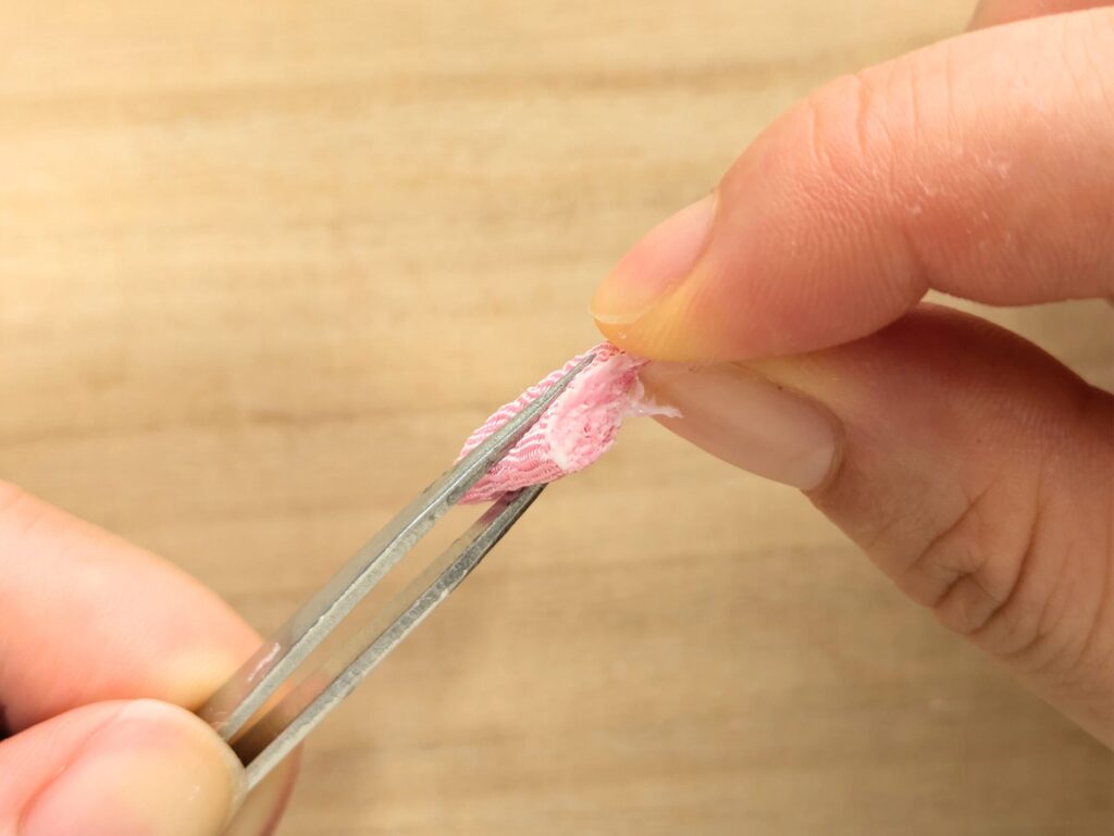 剣裏返しの作り方7、布の切り口にボンドを指で押さえて固める