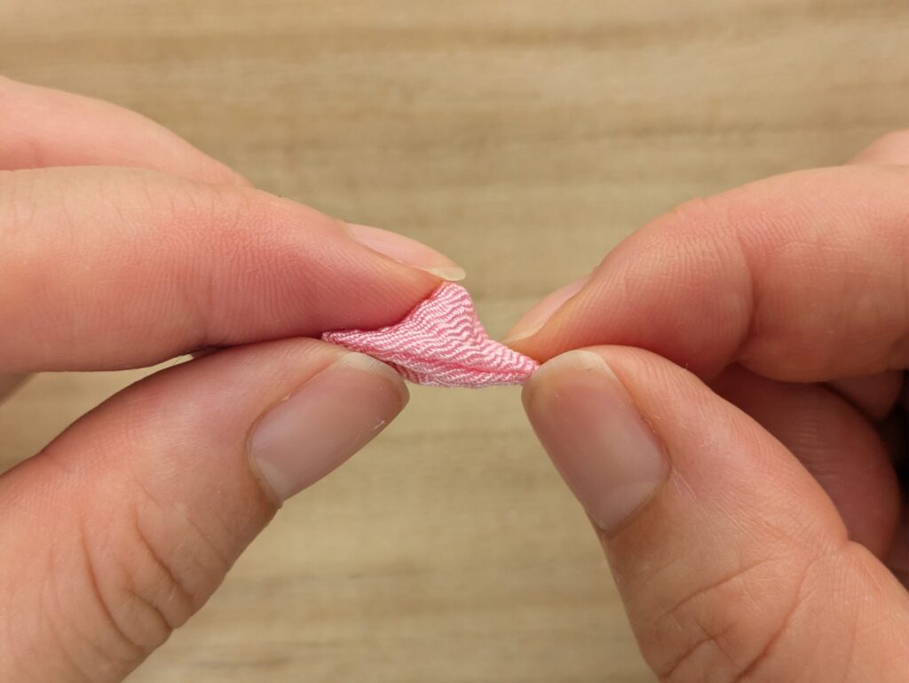 剣裏返しの作り方8、ボンドの乾いた剣つまみを手で持ち押し出すように返す
