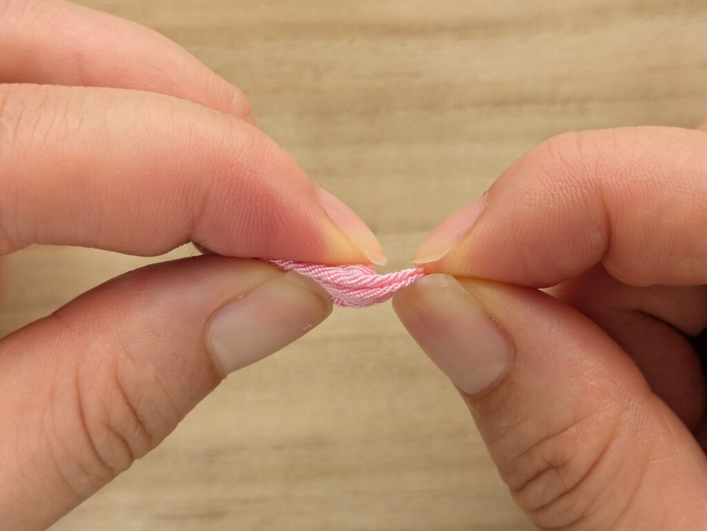 剣裏返しの作り方8、ボンドの乾いた剣つまみを手で持ち押し出すように返す