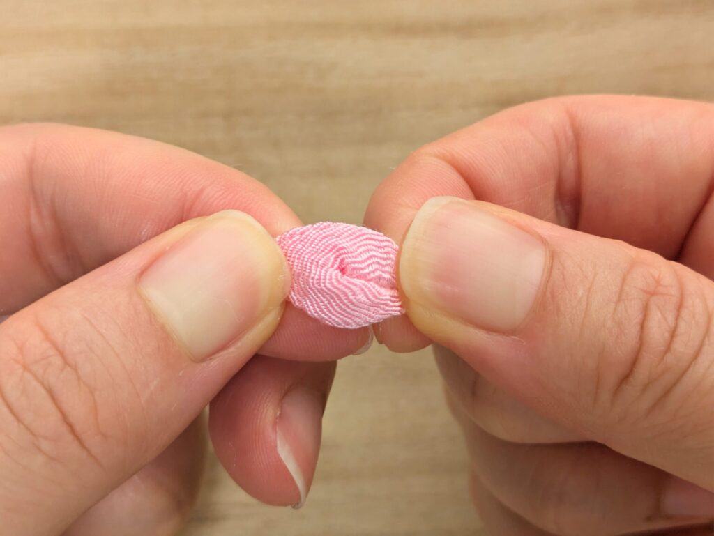 剣裏返しの作り方8、ボンドの乾いた剣つまみを手で持ち押し出すように返す