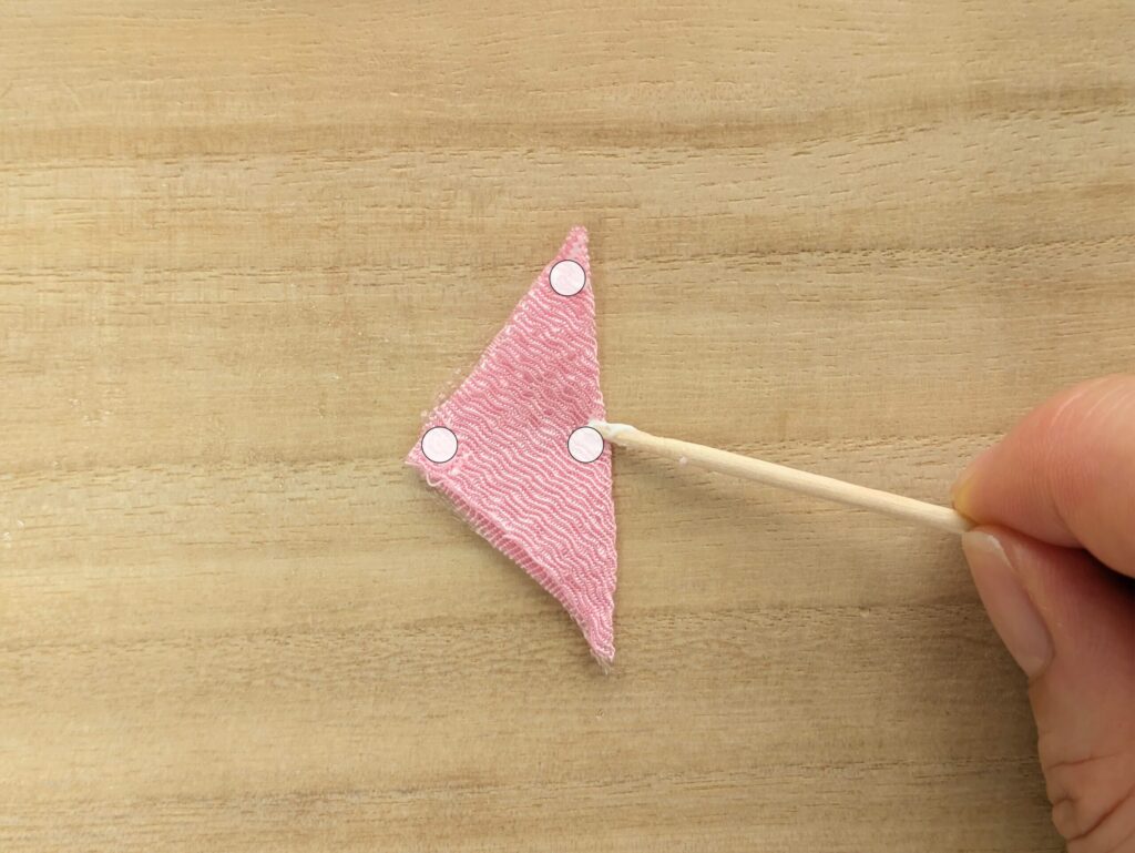 剣裏返しの作り方3,布の3点にボンドを置く