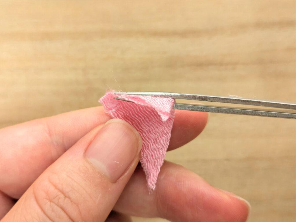 剣裏返しの作り方4、布をさらに三角に折る