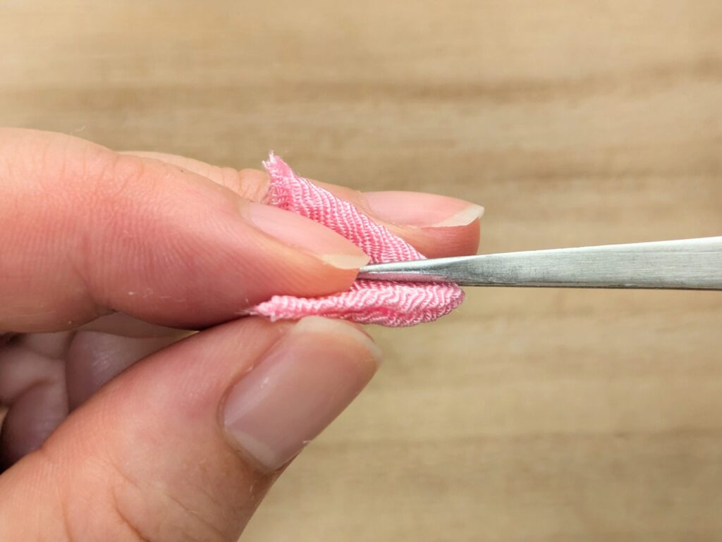 剣裏返しの作り方5、布を合わせたまま、さらに三角に折る