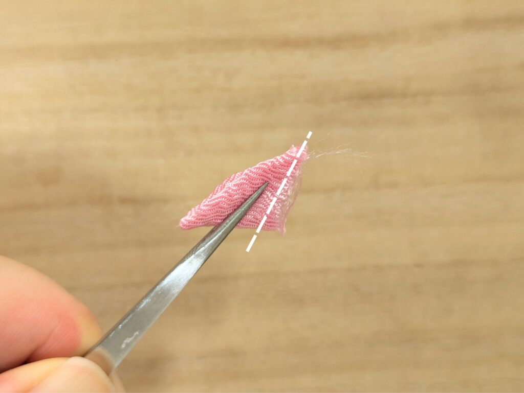 剣裏返しの作り方6、布の裁ち目を揃えてカットする